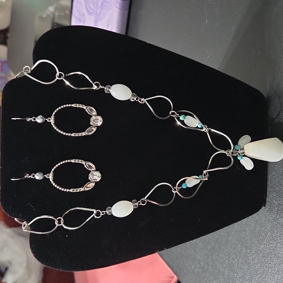 Elegant Silver and White Jewelry Set - Picture 3 of 5